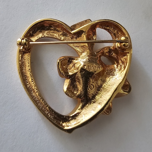 Avon Signed Open Goldtone HEART with Ribbon & Green Rhinestone Pin Brooch perido - Picture 4 of 7